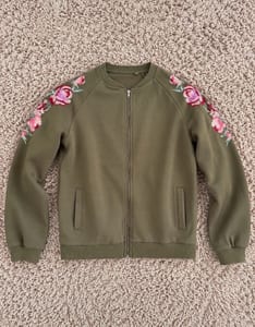 Mädchen Olivgrüne Jacke mit Blumenstickerei – Größe 158/164