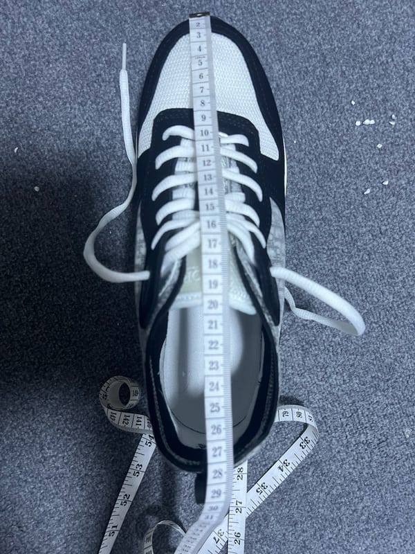 Schwarz-weiße Sneaker mit Schnürung – Herrenschuhe – Größe 42 – Bild 6 von 7