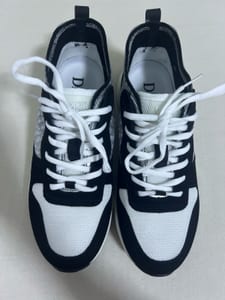 Schwarz-weiße Sneaker mit Schnürung – Herrenschuhe – Größe 42 – Bild 4 von 7