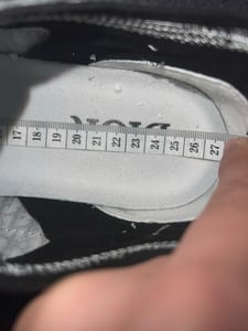 Schwarz-weiße Sneaker mit Schnürung – Herrenschuhe – Größe 42 – Bild 5 von 7