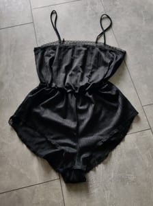 Damen Schwarzer Playsuit mit Spitze und Spaghettiträgern – Größe XS
