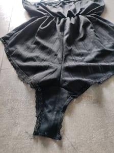Damen Schwarzer Playsuit mit Spitze und Spaghettiträgern – Größe XS – Bild 3 von 4