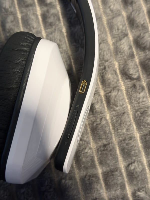 Over-Ear Kopfhörer Weiß mit Schwarz – Bluetooth-Kopfhörer Ohne Ladekabel – Bild 4 von 9