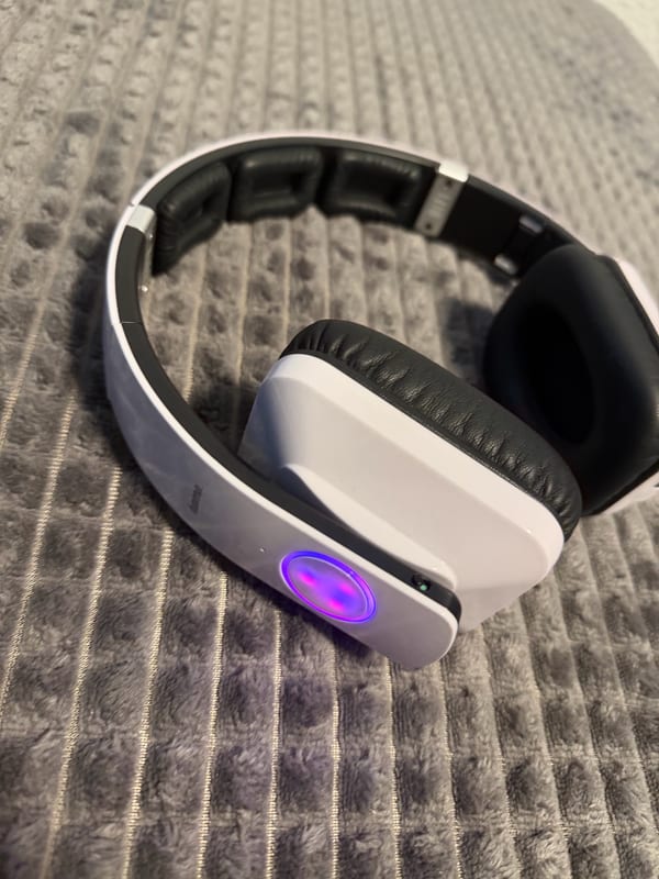 Over-Ear Kopfhörer Weiß mit Schwarz – Bluetooth-Kopfhörer Ohne Ladekabel – Bild 7 von 9