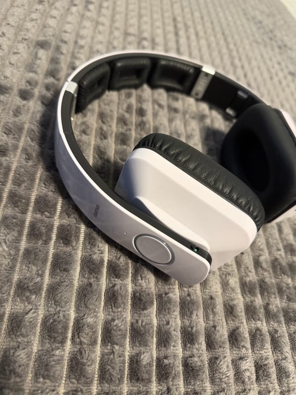 Over-Ear Kopfhörer Weiß mit Schwarz – Bluetooth-Kopfhörer Ohne Ladekabel – Bild 8 von 9