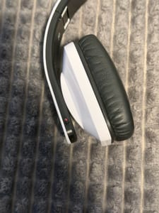Over-Ear Kopfhörer Weiß mit Schwarz – Bluetooth-Kopfhörer Ohne Ladekabel – Bild 2 von 9