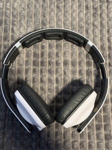 Over-Ear Kopfhörer Weiß mit Schwarz – Bluetooth-Kopfhörer Ohne Ladekabel – Bild 6 von 9