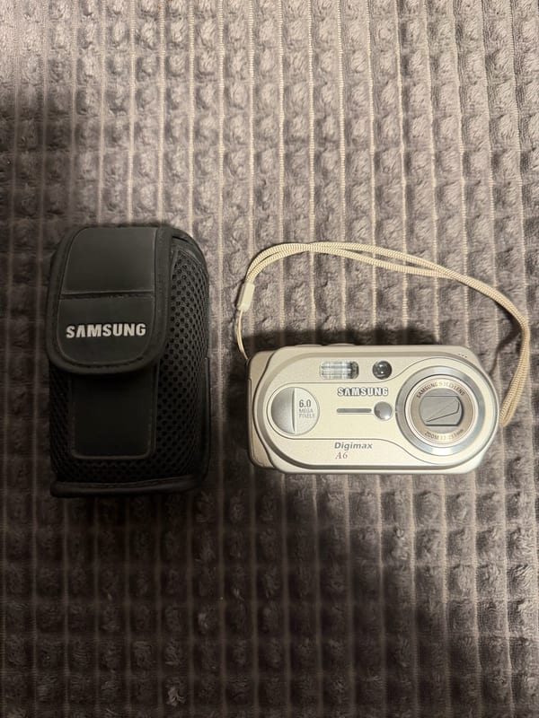 Digitalkamera Digimax A6 mit Tasche und Trageband