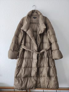 Damen Lange Daunenjacke mit Bindegürtel – Beige – Größe XXL – Bild 9 von 9