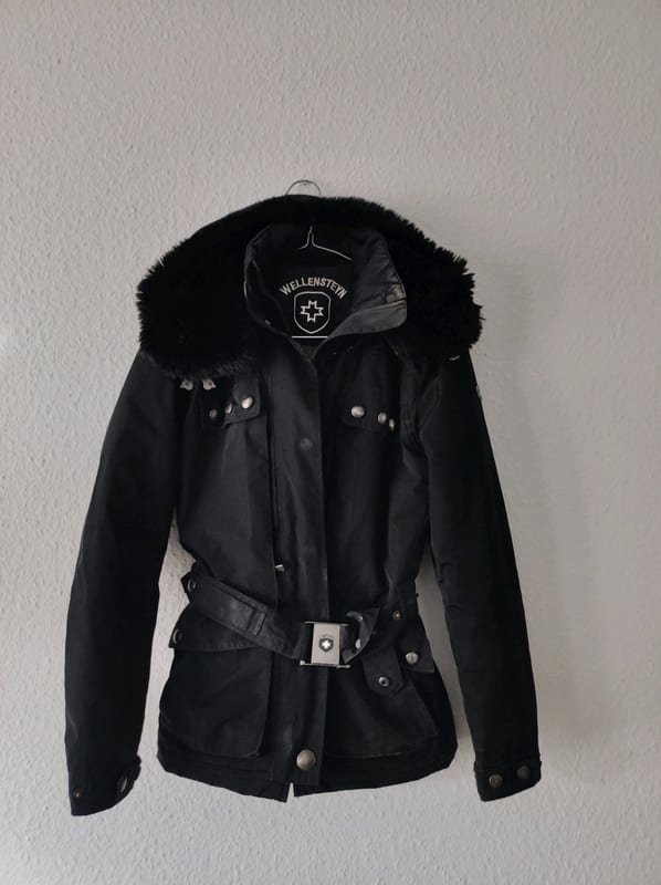 Damen Winterjacke mit Kunstfellkapuze und Gürtel – Schwarz – Größe XS