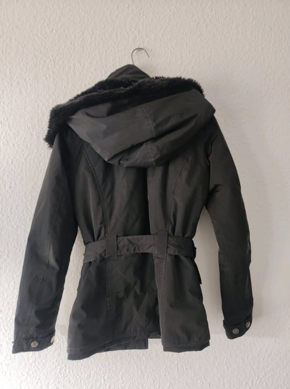 Damen Winterjacke mit Kunstfellkapuze und Gürtel – Schwarz – Größe XS – Bild 4 von 10