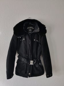 Damen Winterjacke mit Kunstfellkapuze und Gürtel – Schwarz – Größe XS