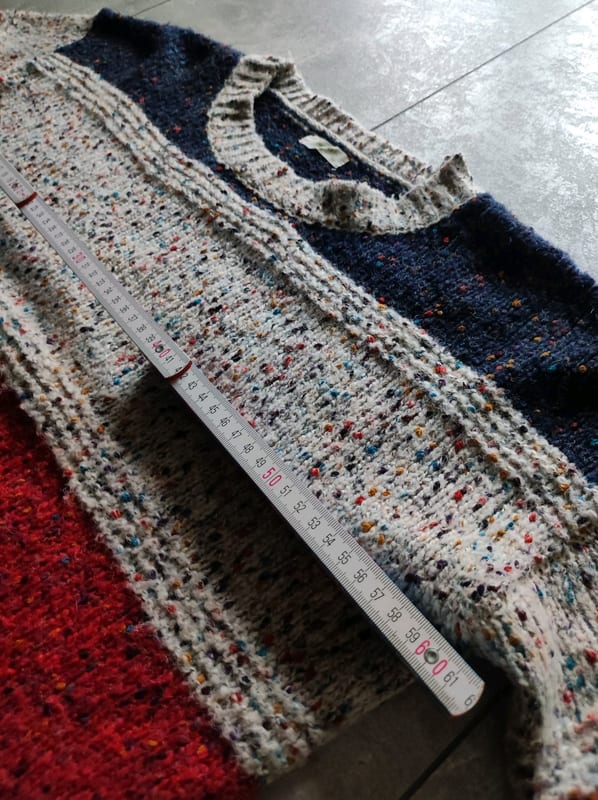 Damen Gestreifter Strickpullover mit Rundhals in Marine, Rot und Beige – Größe M – Bild 5 von 7