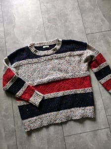 Damen Gestreifter Strickpullover mit Rundhals in Marine, Rot und Beige – Größe M