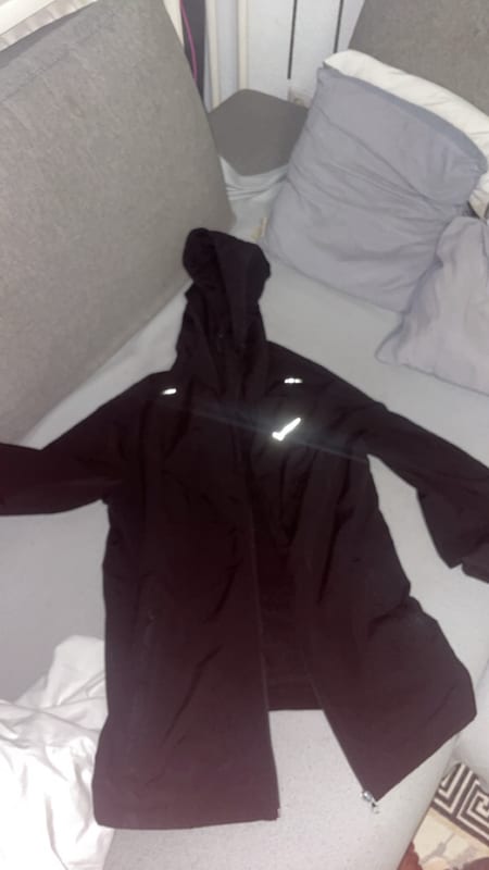 Damen Schwarze Laufjacke mit Kapuze und Reflektoren – Größe M