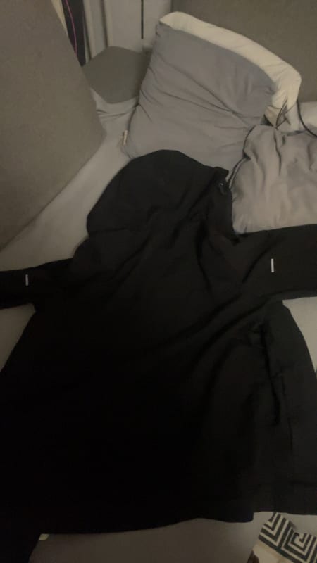 Damen Schwarze Laufjacke mit Kapuze und Reflektoren – Größe M – Bild 3 von 3