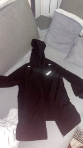 Damen Schwarze Laufjacke mit Kapuze und Reflektoren – Größe M