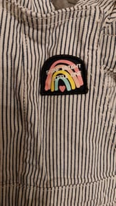 Kinder-Latzhose gestreift mit Regenbogen-Aufnäher – Größe 98 – Weiß/Schwarz – Bild 3 von 3