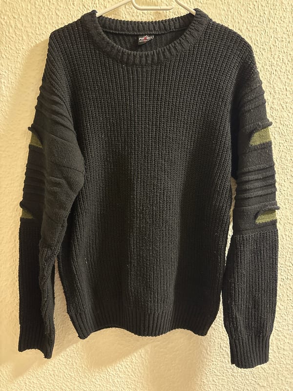 Herren Schwarzer Strickpullover mit olivgrünen Akzenten an den Ärmeln – Größe L