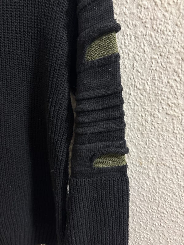 Herren Schwarzer Strickpullover mit olivgrünen Akzenten an den Ärmeln – Größe L – Bild 2 von 3