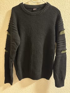 Herren Schwarzer Strickpullover mit olivgrünen Akzenten an den Ärmeln – Größe L