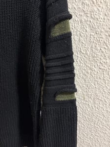Herren Schwarzer Strickpullover mit olivgrünen Akzenten an den Ärmeln – Größe L – Bild 2 von 3