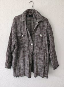 Damen Tweed-Overshirt-Jacke mit Fransenkante und Knopfleiste – Größe XS – Bunt