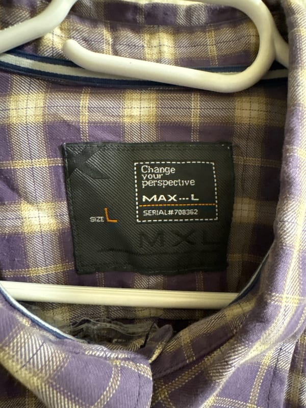 Herren Kariertes Langarmhemd mit Brusttasche und Schulterklappen – Größe L – Lila – Bild 4 von 4