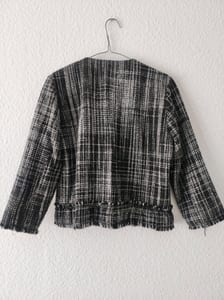 Damen-Blazer mit Bouclé-Struktur und Fransensaum, schwarz-weiß – Größe 36 – Bild 4 von 7