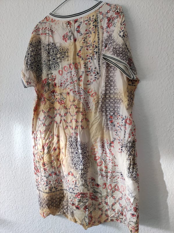 Damen Kleid mit buntem Blumen- und Ornamentdruck, kurzarm – Größe L/XL – Creme-Bunt – Bild 3 von 6