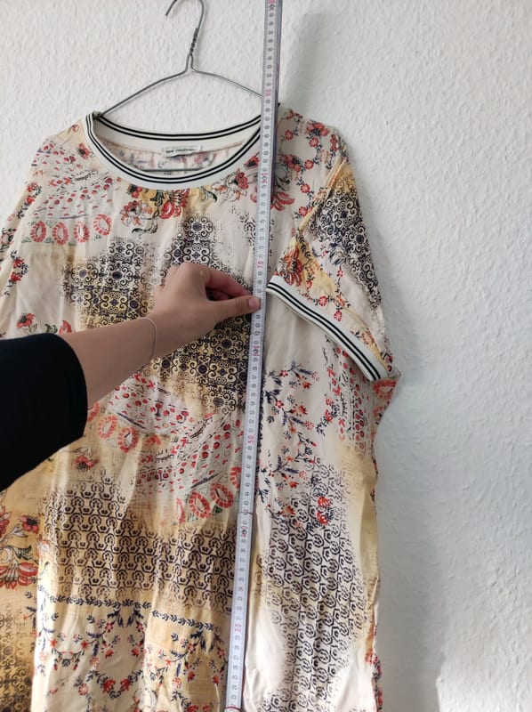 Damen Kleid mit buntem Blumen- und Ornamentdruck, kurzarm – Größe L/XL – Creme-Bunt – Bild 5 von 6