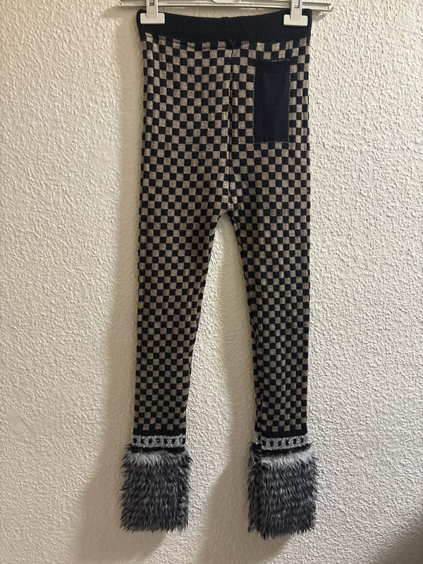 Damen Strickleggings mit Schachbrettmuster und Fellbündchen – Größe XS/S – Schwarz-Beige – Bild 3 von 3