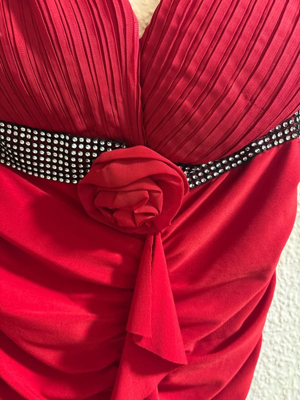 Damen Rotes Cocktailkleid mit Strass-Gürtel und Rosenapplikation – Größe M/L – Bild 2 von 4