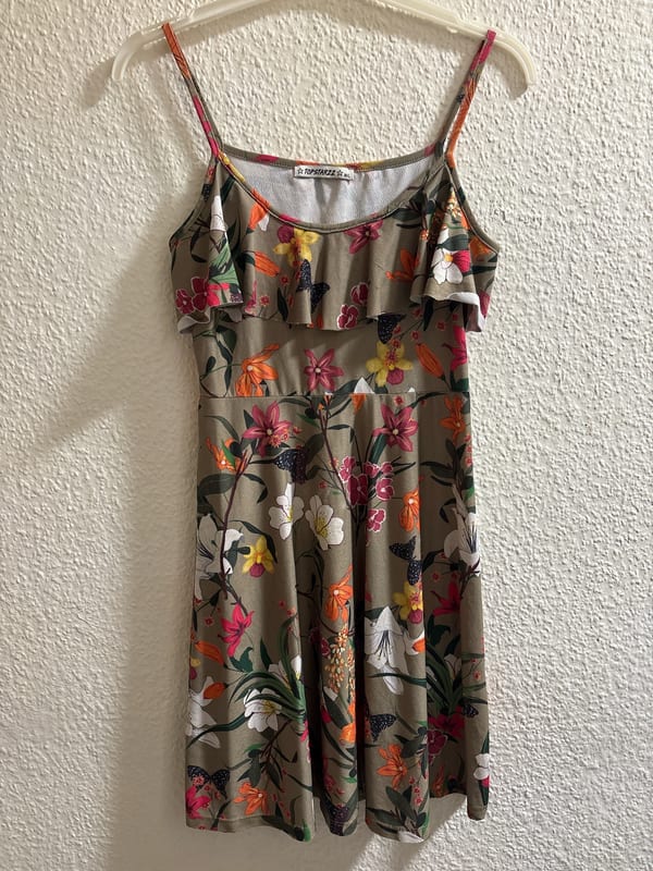 Damen Sommerkleid mit Blumenmuster, Trägerkleid mit Volant – Größe M/L – Olivgrün