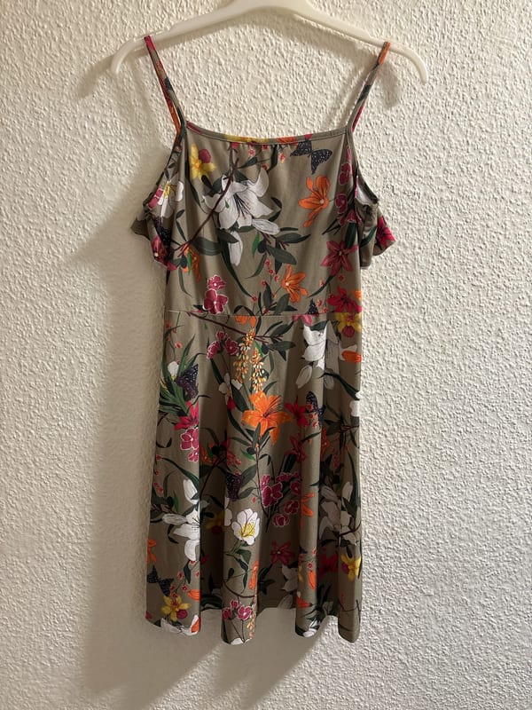 Damen Sommerkleid mit Blumenmuster, Trägerkleid mit Volant – Größe M/L – Olivgrün – Bild 3 von 3