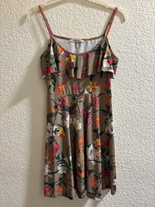 Damen Sommerkleid mit Blumenmuster, Trägerkleid mit Volant – Größe M/L – Olivgrün