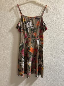 Damen Sommerkleid mit Blumenmuster, Trägerkleid mit Volant – Größe M/L – Olivgrün – Bild 3 von 3