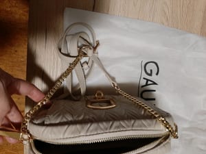 Damen Umhängetasche von Gaudi in Beige mit goldfarbenem Verschluss – Bild 6 von 7