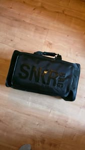 Damen SNKR BAG by Sneaker Myth Sneaker Tasche Duffle Bag – Schwarz/Grün