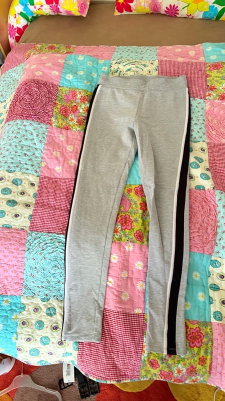 Mädchen Graue Sporthose mit seitlichen Streifen – Größe 170