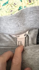 Mädchen Graue Sporthose mit seitlichen Streifen – Größe 170 – Bild 2 von 2