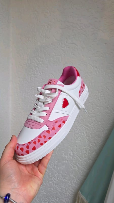 Tamaris Damen Sneaker mit Herzen Love Edition – Größe 40 – Weiß/Rot/Rosa