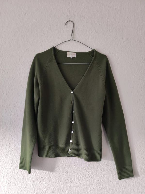 Grüne Strickjacke mit Knopfleiste – Damen