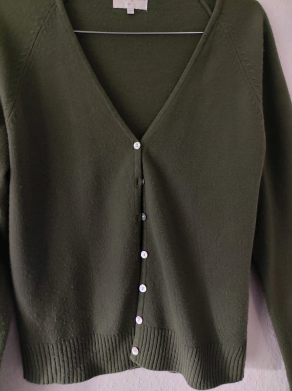 Grüne Strickjacke mit Knopfleiste – Damen – Bild 2 von 4
