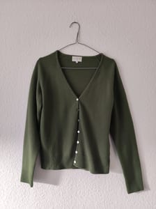 Grüne Strickjacke mit Knopfleiste – Damen