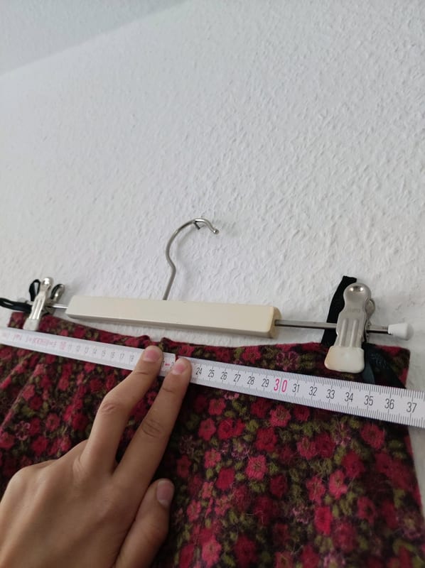Damen Geblümter Midirock mit Rüschensaum aus Wollmischgewebe – Größe S – Rot – Bild 6 von 6