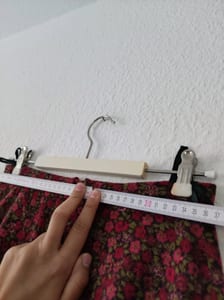 Damen Geblümter Midirock mit Rüschensaum aus Wollmischgewebe – Größe S – Rot – Bild 6 von 6
