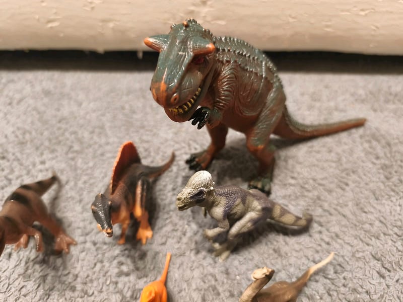 Dinosaurier-Figuren Set mit Tyrannosaurus und mehreren kleinen Dinos