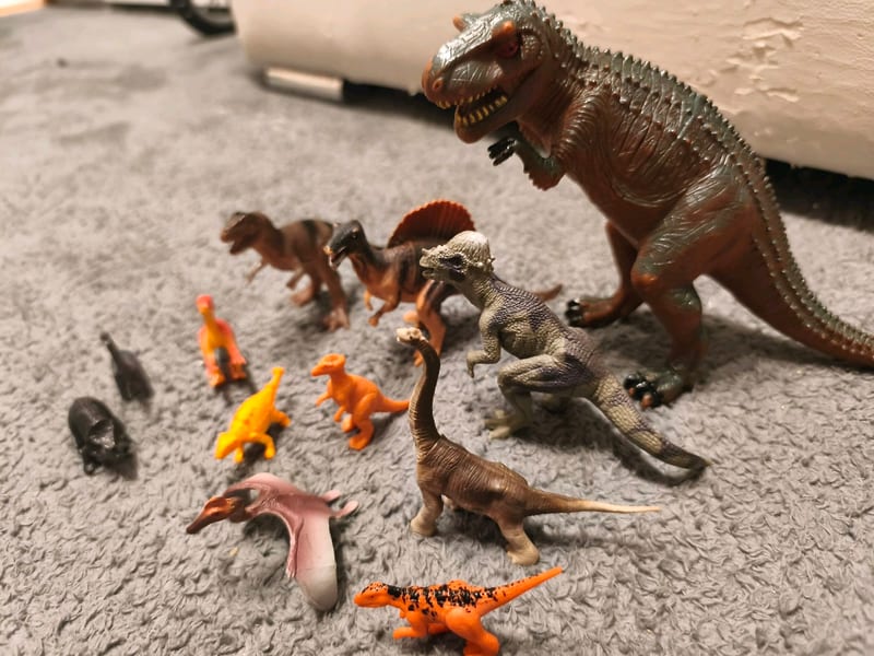 Dinosaurier-Figuren Set mit Tyrannosaurus und mehreren kleinen Dinos – Bild 2 von 6