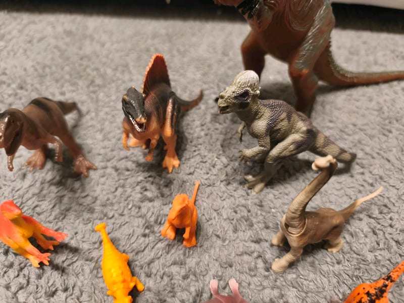 Dinosaurier-Figuren Set mit Tyrannosaurus und mehreren kleinen Dinos – Bild 3 von 6